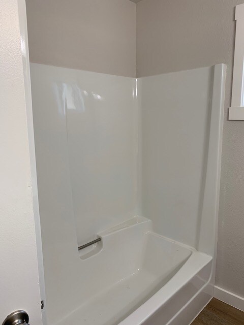 tub/shower - 1503 E Mullan Ave
