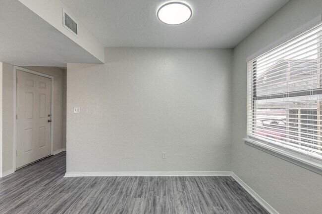 Building Photo - Beautiful 2bed/2bath Flat