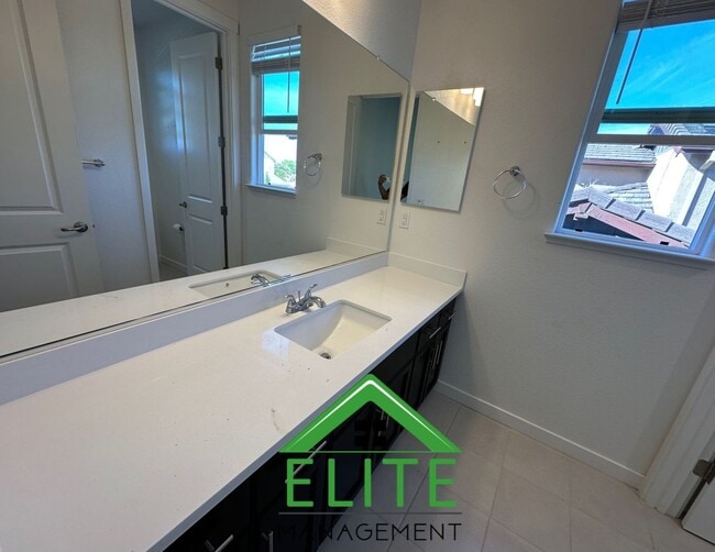 Building Photo - Beautiful 3-Bedroom Home in Desirable Trac...