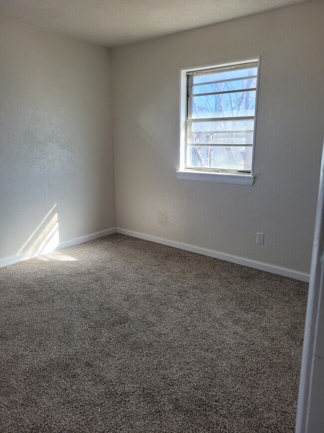 Building Photo - 8204 S Country Club Dr