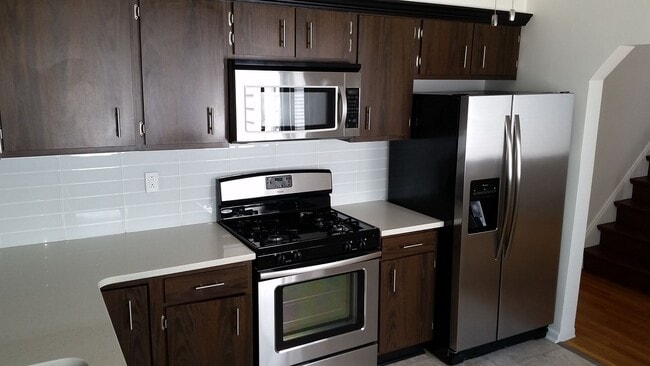 Building Photo - Southside Flats Recently Renovated 3 bedro...