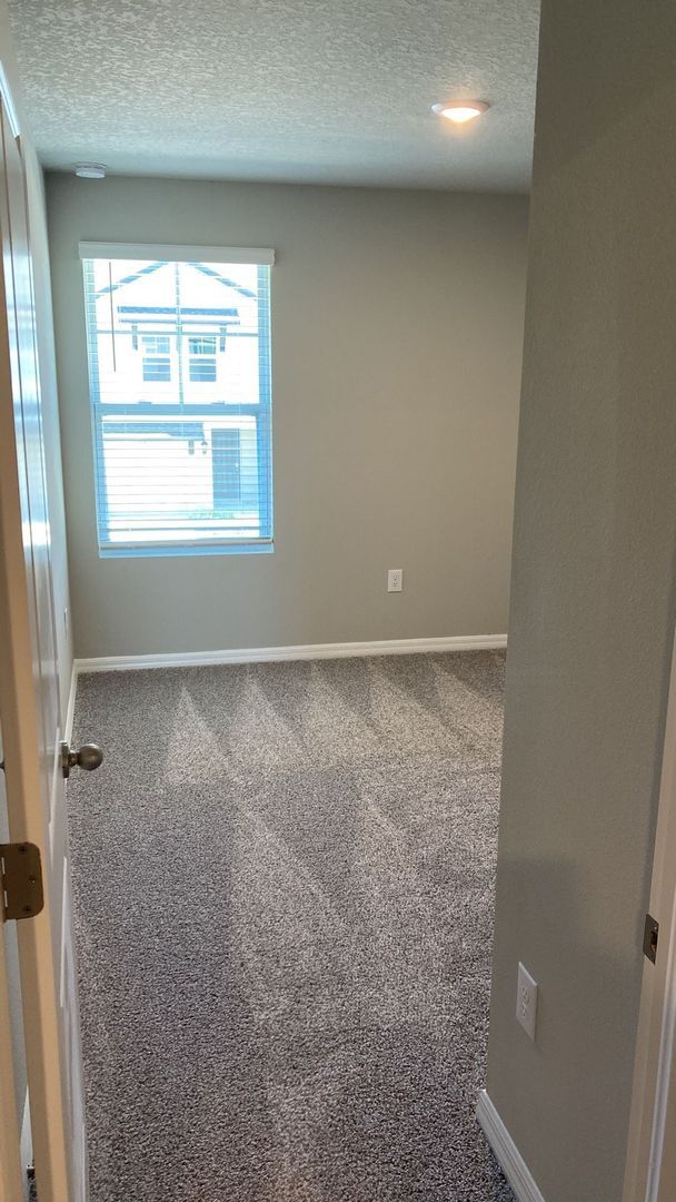 Building Photo - Like new 3 bedroom, 2.5 bathroom, 1 car ga...