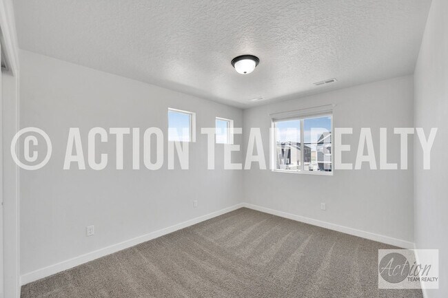 Building Photo - Single Family Home in Syracuse!