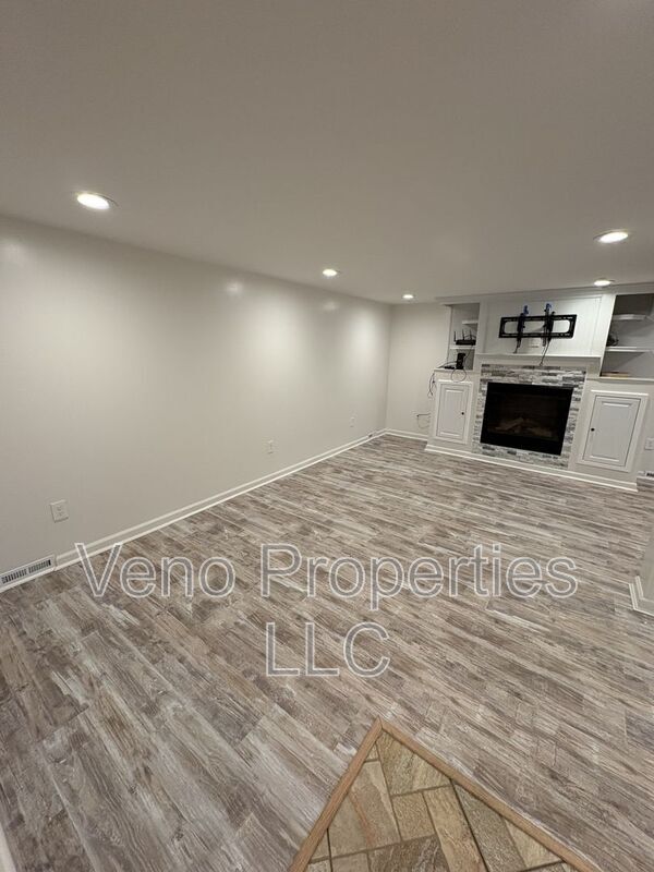 Building Photo - 330 Louden Rd