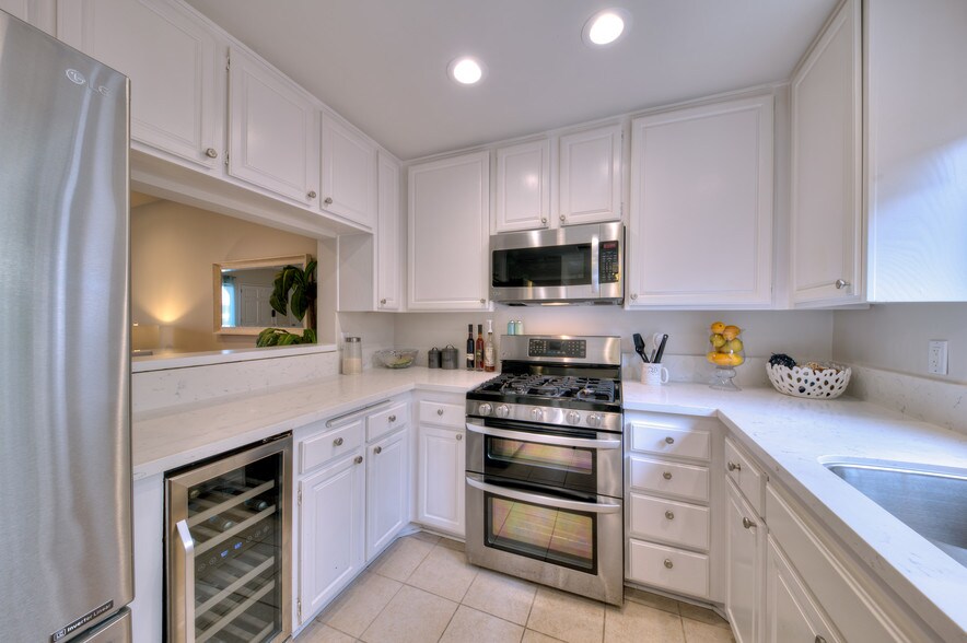 wine cooler, stove - 938 18th St