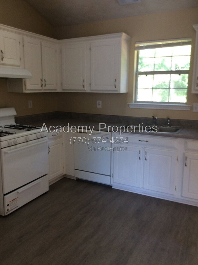 Building Photo - 390 Summer Hill Cir