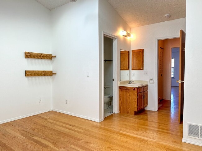 Building Photo - Beautiful TownHome Near Chatfield Reservoir