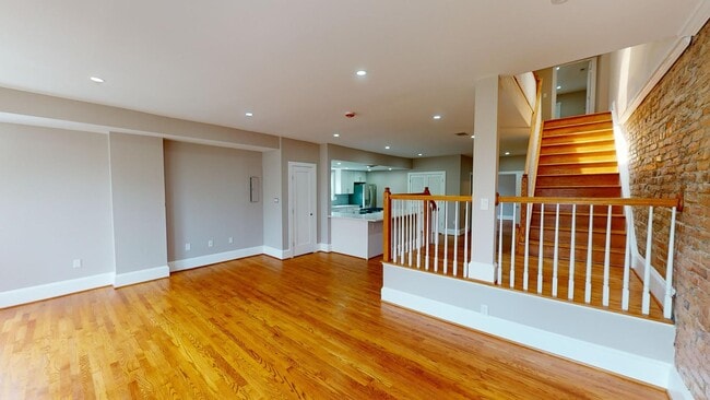 Building Photo - 911 Monroe St NW