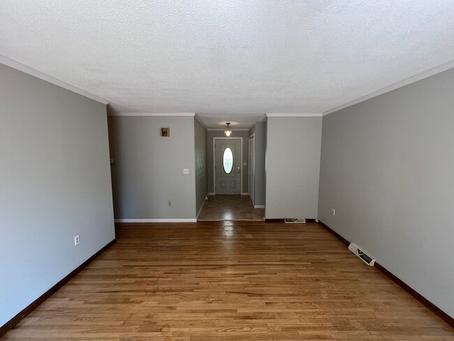 Building Photo - Spacious 3 Bedroom Ranch