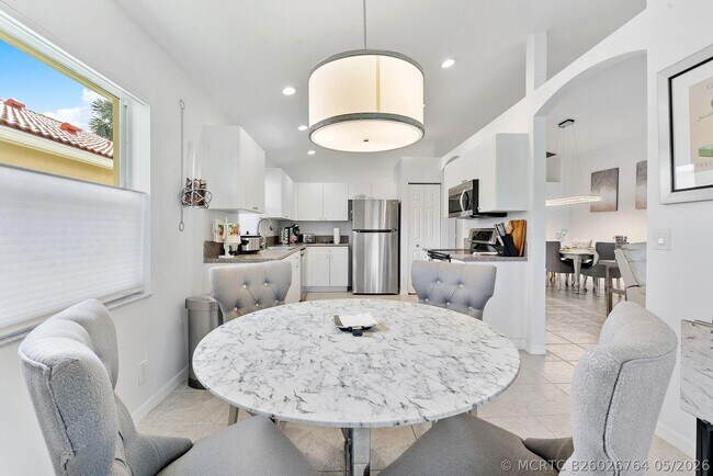 Building Photo - 6887 Viale Elizabeth