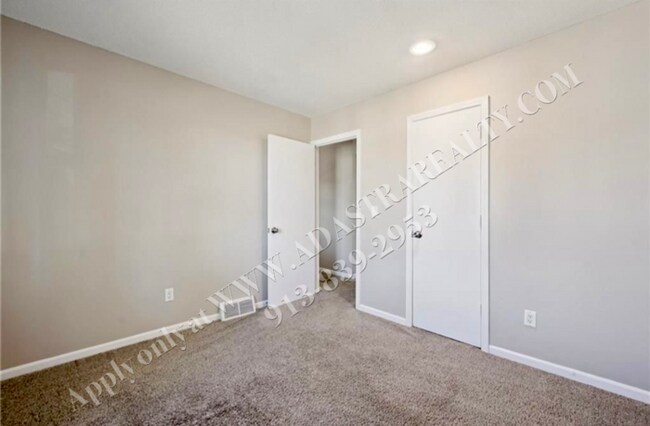 Building Photo - Adorable 3 Bed 2 Bath Duplex in Olathe-Available NOW!!