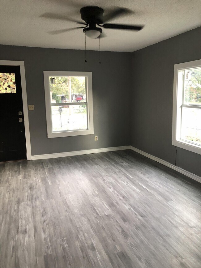 Building Photo - 320 E Clifton St