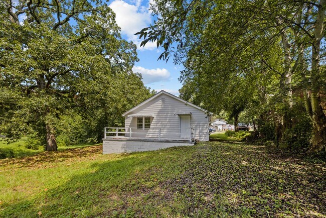 Building Photo - Beautiful Fully Renovated Midfield Home