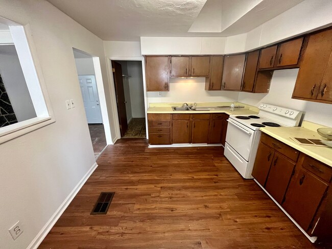 Building Photo - 3 Bed | 1 Bath | Detached Garage