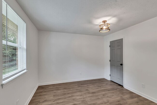 Building Photo - AVAILABLE JULY 10TH. 2 Bed 1 bath FOR LEASE in South Inglewood (East Nashville). $1750 Rent. Pets...