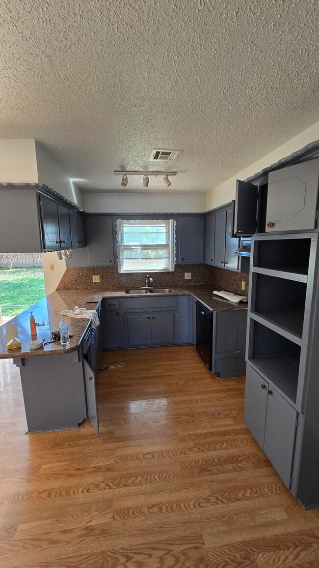 Building Photo - 314 NW Compass Dr