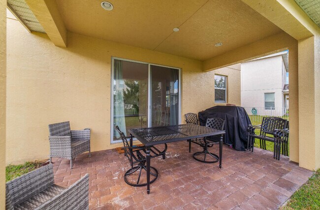 Building Photo - 2011 NW Cataluna Cir