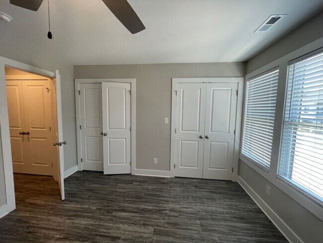 Building Photo - Gorgeous Townhome-English Commons