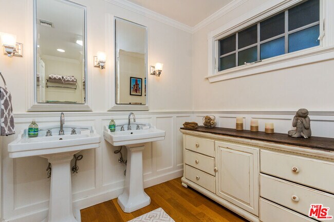 Building Photo - 1526 San Vicente Blvd