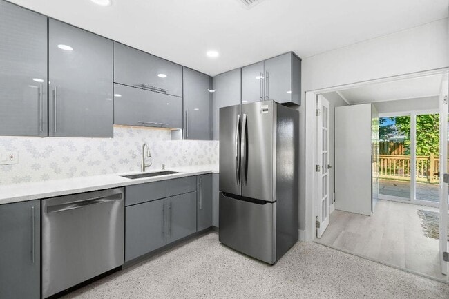 Building Photo - 1004 Stillwater Dr