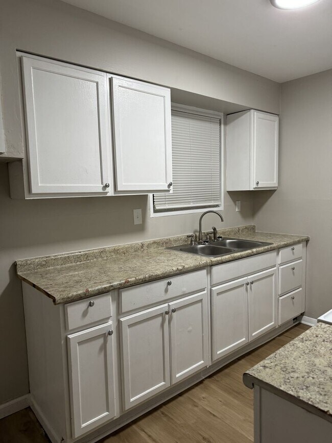 Building Photo - 6028 Laurel Hall Dr