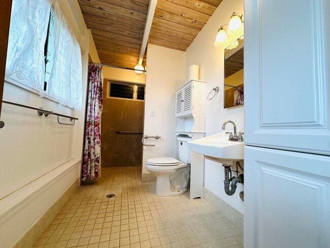 Building Photo - 4 Bedroom, 3 Bathroom House