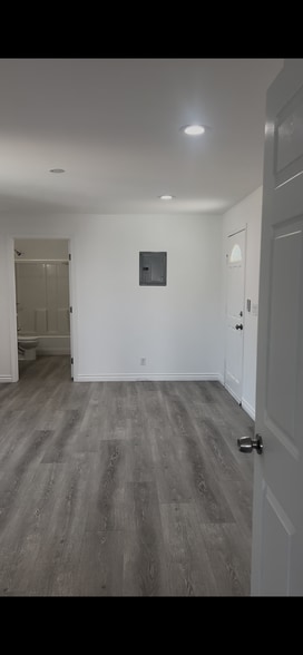 Building Photo - 8136 Walnut Dr