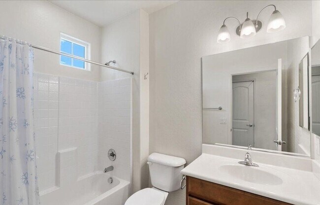 Building Photo - Lovely Two Bedroom Near Golf and Airport-Prescott