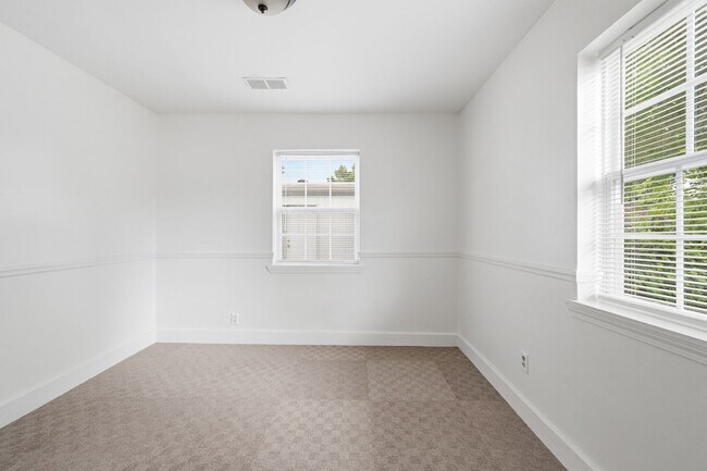 Building Photo - Update 3 bedroom 1 bath home for rent.