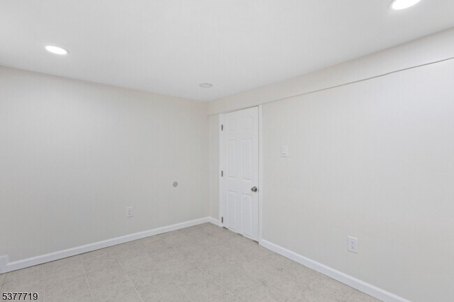Building Photo - 86 Farnham Ave