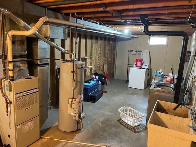 Building Photo - 3 BR, 1 bath, fenced in back yard