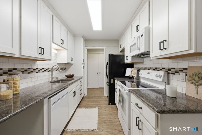 Building Photo - 42 Library Ln