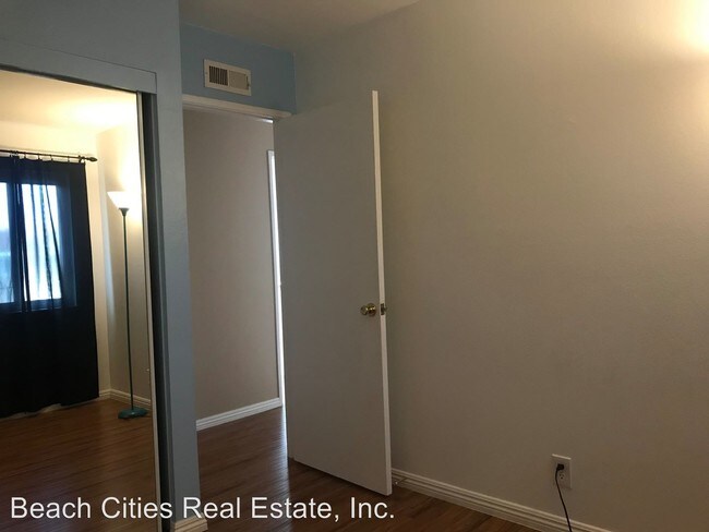 Building Photo - 3 br, 1.5 bath House - 9868 Continental Dr.