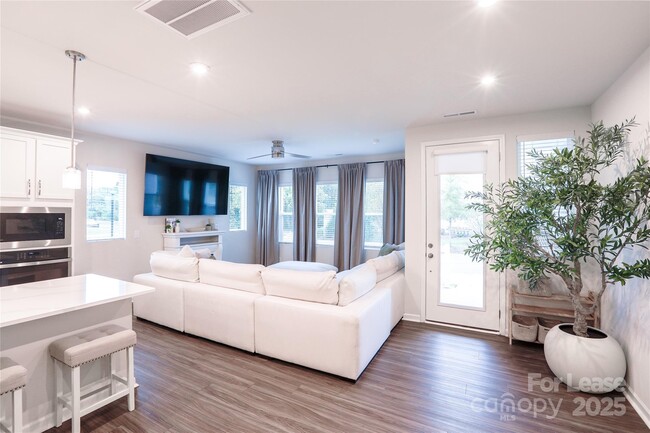 Building Photo - 526 Myrick Aly