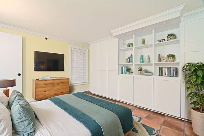 Building Photo - Stylish City Living in Historic Charleston