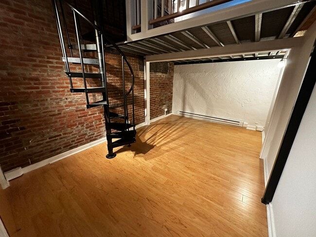 Building Photo - Three bed 2 bath in the North End!!!