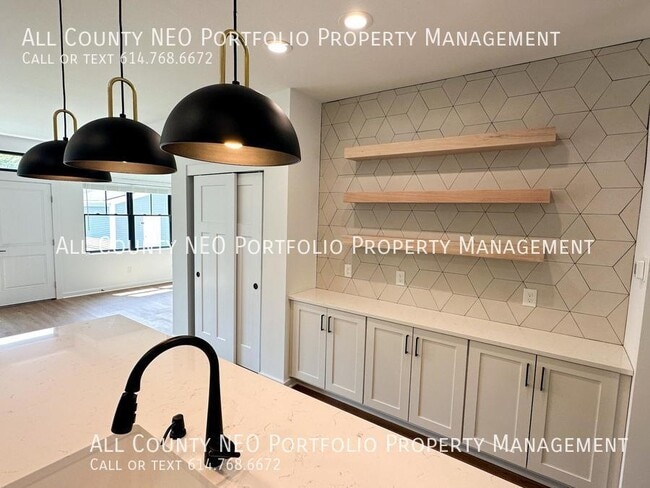 Building Photo - 1053 Oak St