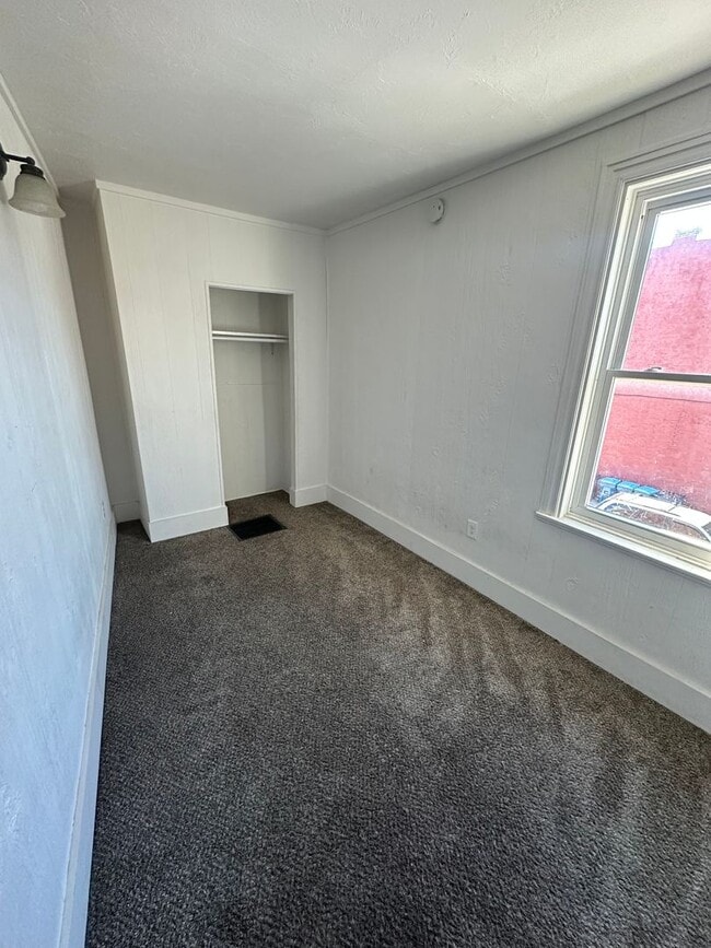 Building Photo - 1047 W Poplar St