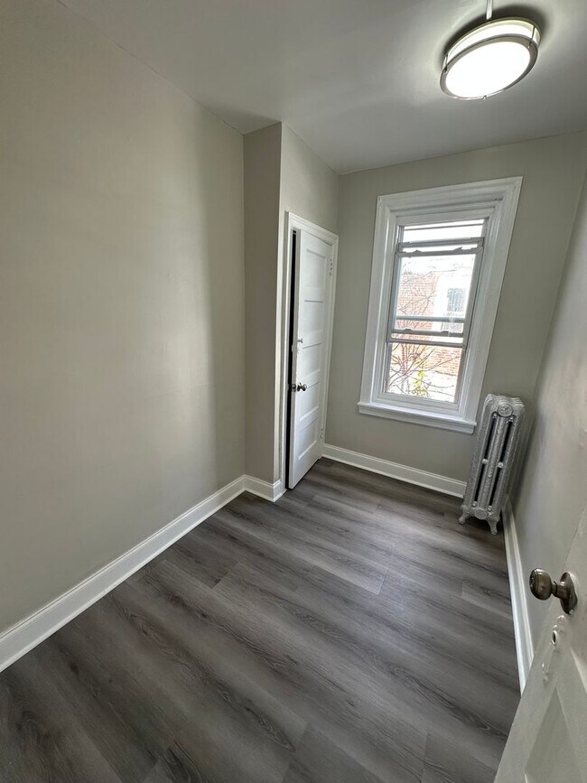 Building Photo - Newly Renovated 3 Bed/1 Bath Rowhome