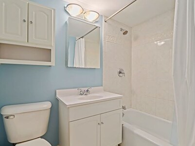 Building Photo - 806 W George St