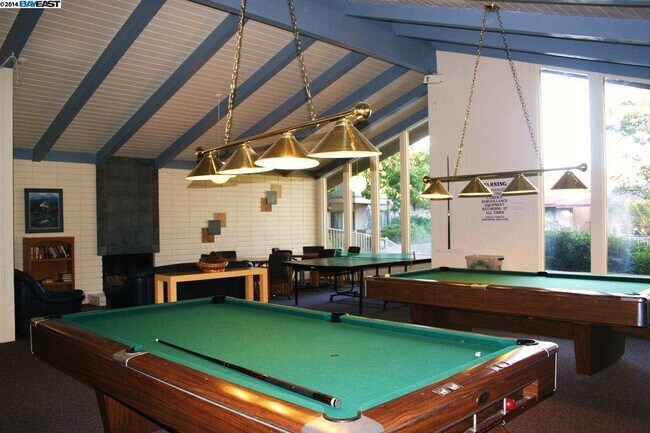 Building Photo - Location, Location! Easy Living in Walnut Creek near Heather Farms/John Muir