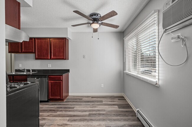 Building Photo - Rosco Apts-2720