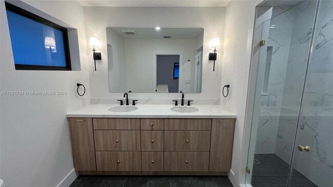 Building Photo - 1460 Campamento Ave