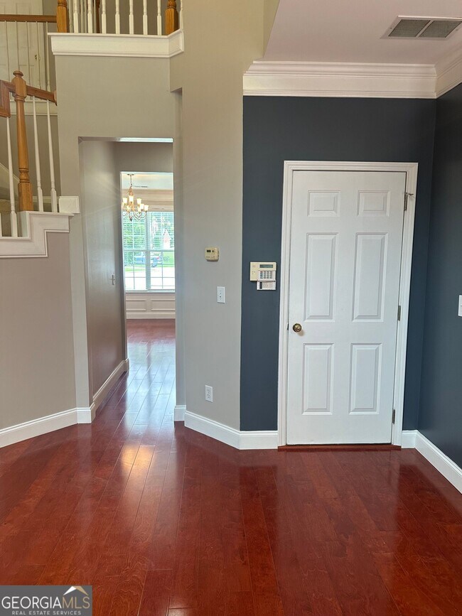 Building Photo - 711 Pine Grove Cir