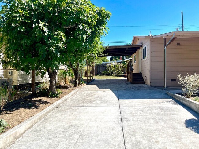 Building Photo - Charming two bedroom home in Mirabel Heights!