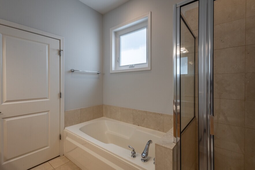 Master bathroom - 948 Madison W St