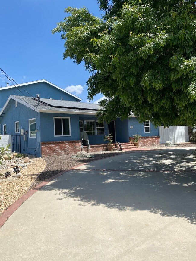Building Photo - Remodeled 3 bed, 3 bath home on East end of Simi Valley