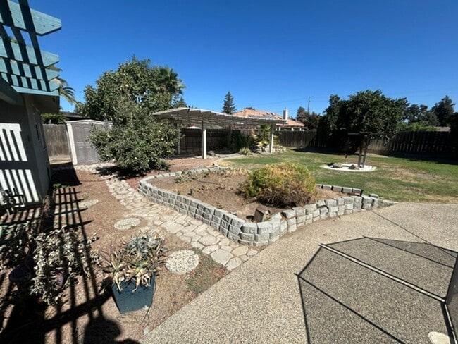 Building Photo - 3 Bedroom 2 Bathroom with a Bonus Room and Pool in the El Diamante School District!