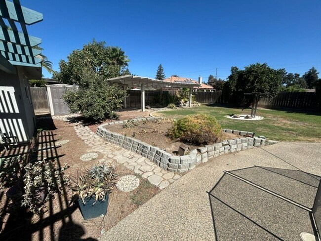 Building Photo - 5730 W Laura Ct