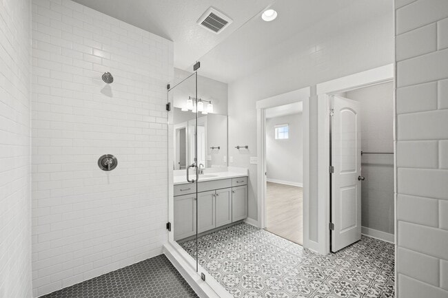 Building Photo - Spacious Family Home in Quiet Neighborhood